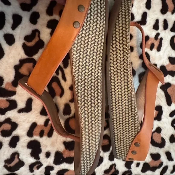 Fitflop Women’s Lulu Tan Leather Women Sandals - Picture 4 of 6